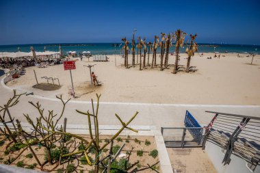 İsrail. Tel Aviv 'de. 18 Nisan 2015. Turistler için plaj hattı. Akdeniz kıyısındaki sahil Tel Aviv yakınlarında.