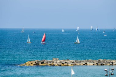 İsrail. Tel Aviv 'de. 18 Nisan 2015. Turistler için plaj hattı. Eğlence ve eğlence..
