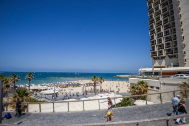 İsrail. Tel Aviv 'de. 18 Nisan 2015. Turistler için plaj hattı. Eğlence ve eğlence..