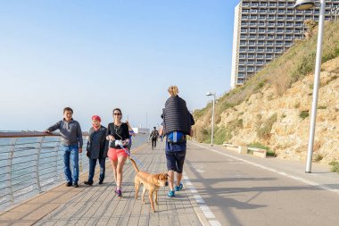 İsrail. Tel Aviv 'de. 18 Nisan 2015. Turistler için plaj hattı. Eğlence ve eğlence..