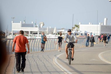 İsrail. Tel Aviv 'de. 18 Nisan 2015. Turistler için plaj hattı. Eğlence ve eğlence..