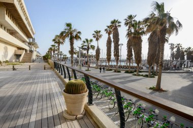 İsrail. Tel Aviv 'de. 18 Nisan 2015. Turistler için plaj hattı. Eğlence ve eğlence..