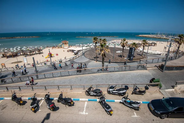 Israel. Tel Aviv. 18 ABRIL 2015. Línea de playa para turistas. Recreación y entretenimiento. — Foto de Stock