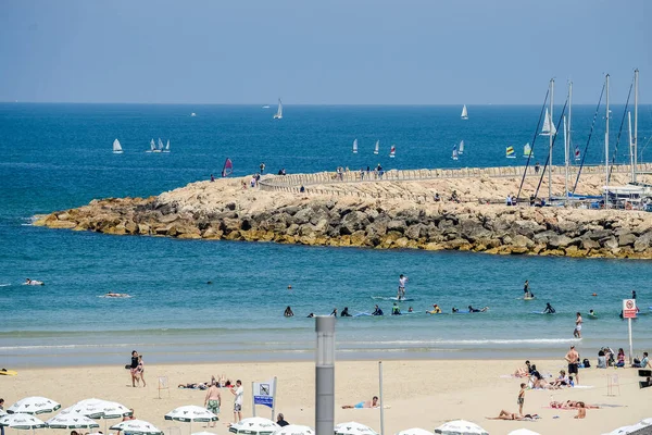 Israel. Tel Aviv. 18 ABRIL 2015. Línea de playa para turistas. Playa en el mar Mediterráneo cerca de Tel Aviv — Foto de Stock