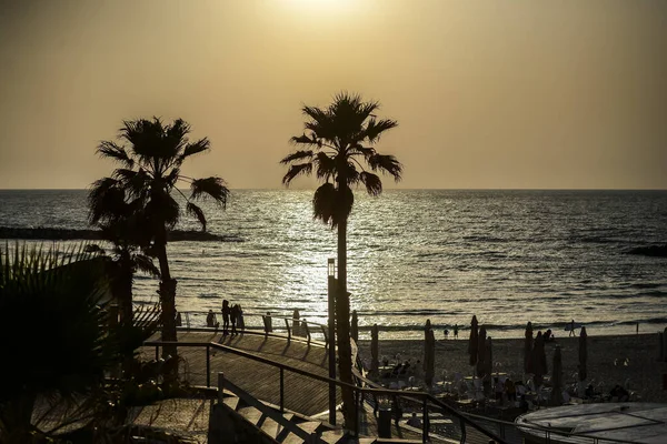 Israel. Tel Aviv. 18 ABRIL 2015. Línea de playa para turistas. Recreación y entretenimiento. — Foto de Stock