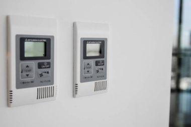 İsrail. Tel Aviv 'de. 15 Nisan 2015 'te. Pahalı konutlar. Milyonerlerin bölgesi. Gökdelenler. Enfes ve güzel alanlar ve balkonlar. Sauna, havuz ve spor salonu.