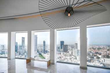 İsrail. Tel Aviv 'de. 15 Nisan 2015 'te. Pahalı konutlar. Milyonerlerin bölgesi. Bir gökdelenin çatısından bak. Teras, balkon ya da loggianın açık ya da yarı açık alanı.