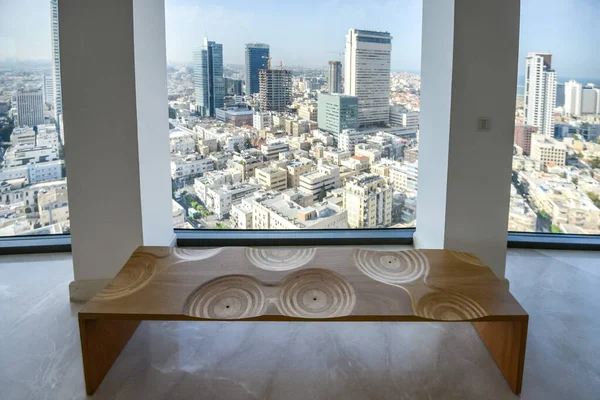 Israel. Tel Aviv. 15 de abril de 2015. Vivienda cara. Distrito de millonarios. Vista desde el techo de un rascacielos. espacio abierto o semiabierto de una terraza, balcón o logia. — Foto de Stock