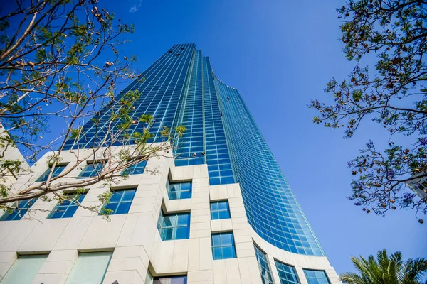 Izrael. Tel Aviv-ban. Április 15, 2015. Rubinstein Building egy híres felhőkarcoló Tel Avivban, Izraelben. — Stock Fotó