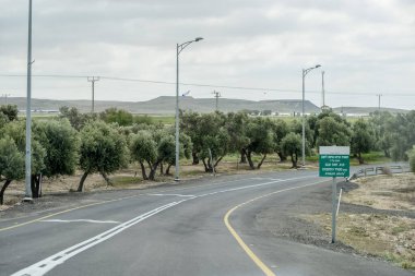 İsrail. 16 Nisan 2015. Çöldeki yol. Kuru iklim ve çorak arazi.