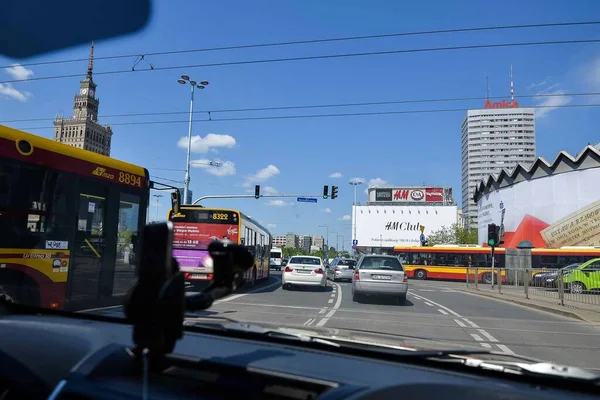 Warschau, POLEN - 05. Mai 2020: Autoverkehr in Polen. Autobahn und Verkehr im Zentrum von Warschau — Stockfoto