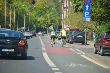 POLAND - 05 Mayıs 2020: Polonya 'da araba trafiği. Otoban ve trafik. Bisiklet yolu