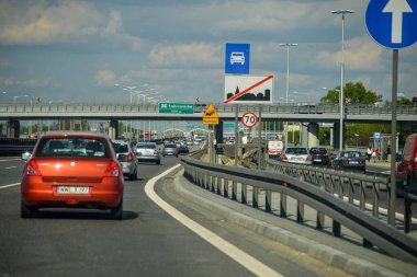 POLAND - 05 Mayıs 2020: Polonya 'da araba trafiği. Otoban ve trafik
