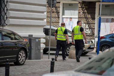 POLAND - 04 Mayıs 2020: Polonya 'da araba trafiği. Otopark kontrolü