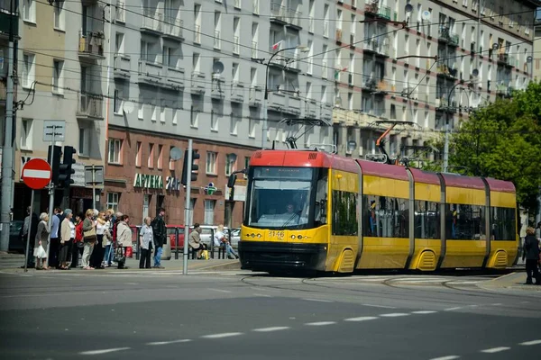 POLEN - 04. Mai 2020: Autoverkehr in Polen. Straßenbahn, Straßenbahn. — Stockfoto