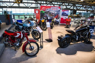 Boeblingen, Almanya - Temmuz 2016 - V8 HOTEL Motorworld Region Stuttgart. Dünyanın dört bir yanından toplanabilir arabalar sergisi.. 