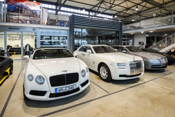 Boeblingen, Almanya - Temmuz 2016 - V8 HOTEL Motorworld Region Stuttgart. Dünyanın dört bir yanından toplanabilir arabalar sergisi.. 