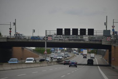 ALMANYA. BERLİN - 18 Haziran 2015. Şehirdeki araba trafiği. Şehir hayatı,