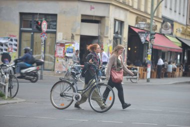 ALMANYA. BERLİN - 18 Haziran 2015. Şehirdeki araba trafiği. Şehir hayatı,