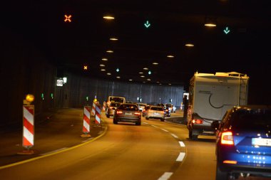 ALMANYA. BERLİN - 18 Haziran 2015. Şehirdeki araba trafiği. Şehir hayatı,