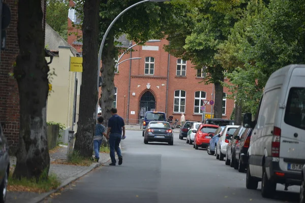 ALEMANIA. BERLÍN - 18 DE JULIO DE 2015. Tráfico de coches en la ciudad. Vida urbana, — Foto de Stock