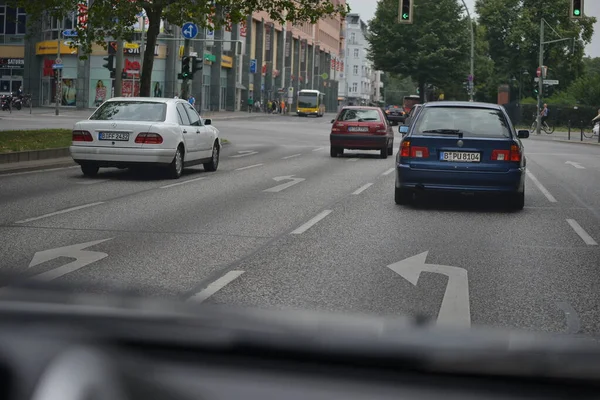 NÉMETORSZÁG. BERLIN - 2015. július 18. Autóforgalom a városban. Városi élet, — Stock Fotó