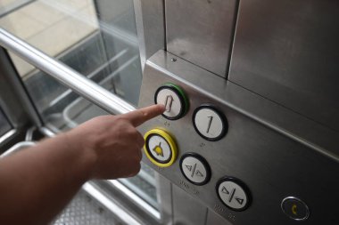 ALMANYA. BERLİN - 18 Haziran 2015. Alexanderplatz. Popüler turizm merkezi. Şehirdeki araba trafiği. Şehir hayatı,