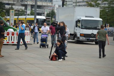 ALMANYA. BERLİN - 18 Haziran 2015. Alexanderplatz. Popüler turizm merkezi. Şehirdeki araba trafiği. Şehir hayatı,