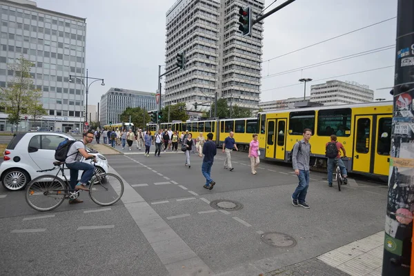 DEUTSCHLAND. BERLIN - 18. JULE 2015. Alexanderplatz. beliebtes Touristenziel. Autoverkehr in der Stadt. Städtisches Leben, — Stockfoto