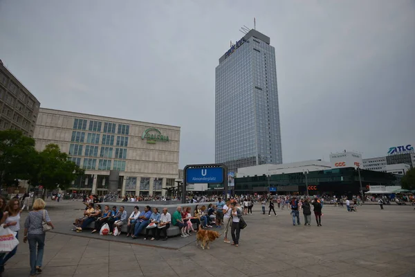 ALLEMAGNE. BERLIN - 18 JUILLET 2015. Alexanderplatz. destination touristique populaire. Trafic de voitures en ville. Vie urbaine, — Photo