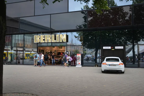 Berlín. Alemania - 18 de julio de 2015: Aparcamiento en el ascensor para el coche. Semáforos, infraestructuras y comercio. — Foto de Stock