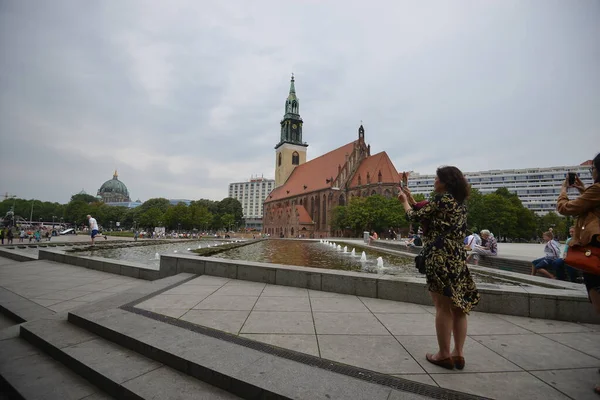 GERMANY.BERLIN - 18 июля 2015 года. Алексей. популярное туристическое направление. Автомобильное движение в городе. Городская жизнь, — стоковое фото