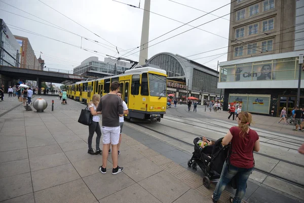 Berlin. Deutschland - 18. JULE 2015: Alexanderplatz. beliebtes Touristenziel. Autoverkehr in der Stadt. Städtisches Leben, — Stockfoto