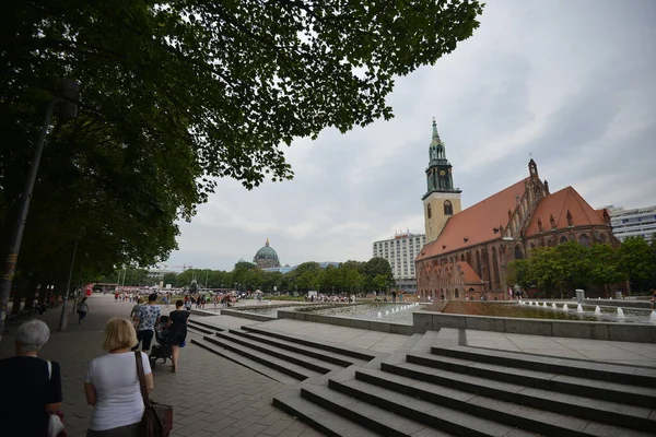 GERMANY.BERLIN - 18 июля 2015 года. Алексей. популярное туристическое направление. Автомобильное движение в городе. Городская жизнь, — стоковое фото