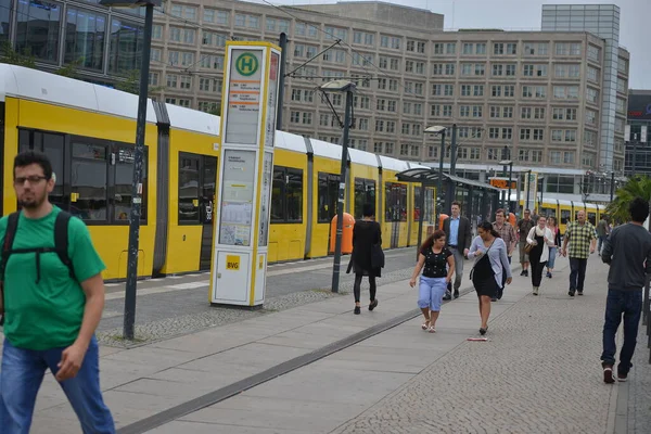Berlin. Deutschland - 18. JULE 2015: Alexanderplatz. beliebtes Touristenziel. Autoverkehr in der Stadt. Städtisches Leben, — Stockfoto