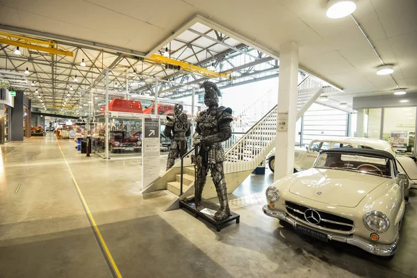 Böblingen - Juli 2016 - V8 HOTEL Motorworld Region Stuttgart. Eine große Ausstellung von Sammlerautos aus aller Welt. — Stockfoto