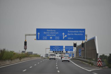 ALMANYA. BERLİN - 18 Haziran 2015. Şehirdeki araba trafiği. Şehir hayatı,