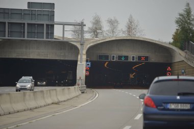 ALMANYA. BERLİN - 18 Haziran 2015. Şehirdeki araba trafiği. Şehir hayatı,