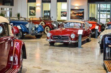 Boeblingen, Almanya - Temmuz 2016 - V8 HOTEL Motorworld Region Stuttgart. Dünyanın dört bir yanından toplanabilir arabalar sergisi.. 