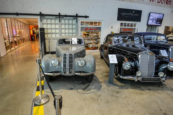 Böblingen - Juli 2016 - V8 HOTEL Motorworld Region Stuttgart. Eine große Ausstellung von Sammlerautos aus aller Welt. — Stockfoto