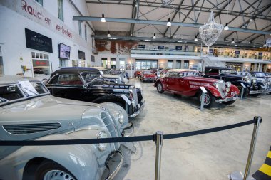 Boeblingen, Almanya - Temmuz 2016 - V8 HOTEL Motorworld Region Stuttgart. Dünyanın dört bir yanından toplanabilir arabaların büyük bir sergisi. Almanya, Boeblingen 'deki Motor Dünyası gösterisinde güçlü ve klasik arabalar.. 