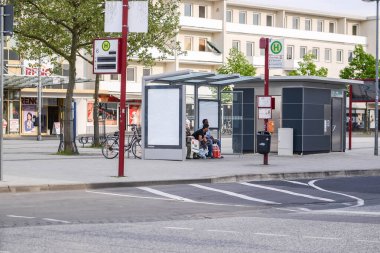 Wolfsburg, Almanya. Temmuz 2015 'te. Wolfsburg, Almanya 'da Aşağı Saksonya eyaletinde yer alan bir şehirdir. Şehir hayatı işte. Arabalar. Şehir görünümleri.