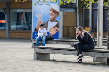 Wolfsburg, Almanya. Temmuz 2015 'te. Wolfsburg, Almanya 'da Aşağı Saksonya eyaletinde yer alan bir şehirdir. Şehir hayatı işte. Arabalar. Şehir görünümleri.
