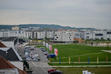 Boeblingen, Almanya - Temmuz 2016 - V8 HOTEL Motorworld Region Stuttgart 'tan Boblingen şehrinin panoramik görüntüsü. Bu tuhaf, otomotiv temalı otel, otomotiv endüstrisinin merkezi olan Otomotiv Dünyası 'nın hemen yanında yer almaktadır.
