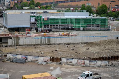 Boeblingen, Almanya - Temmuz 2016 - V8 HOTEL Motorworld Region Stuttgart 'tan Boblingen şehrinin panoramik görüntüsü. Bu tuhaf, otomotiv temalı otel, otomotiv endüstrisinin merkezi olan Otomotiv Dünyası 'nın hemen yanında yer almaktadır.