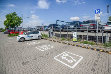 Wolfsburg, Almanya. Temmuz 2015 'te. Wolfsburg, Almanya 'da Aşağı Saksonya eyaletinde yer alan bir şehirdir. Otomobiller ve elektrikli araba. Şehir görünümleri.