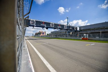 Nurburg, Almanya - 20 Ağustos 2015. Yarış pisti Strongman RUN at race Nurburgring - Mercedes AMG Lounge önünde düz bitirmeye başlayın.