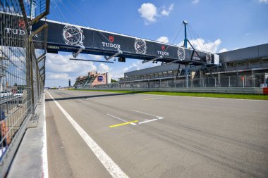 Nurburg, Almanya - 20 Ağustos 2015. Yarış pisti Strongman RUN at race Nurburgring - Mercedes AMG Lounge önünde düz bitirmeye başlayın.