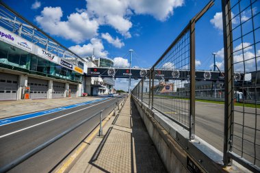 Nurburg, Almanya - 20 Ağustos 2015. Yarış pisti Strongman RUN at race Nurburgring - Mercedes AMG Lounge önünde düz bitirmeye başlayın.