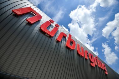 Nurburg, Almanya - 20 Ağustos 2015. Nurburgring yarış pisti girişi - modern cam cephe binası